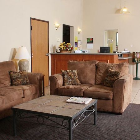 Centerstone Inn & Suites Carlyle Zewnętrze zdjęcie