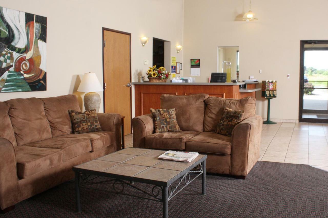 Centerstone Inn & Suites Carlyle Zewnętrze zdjęcie