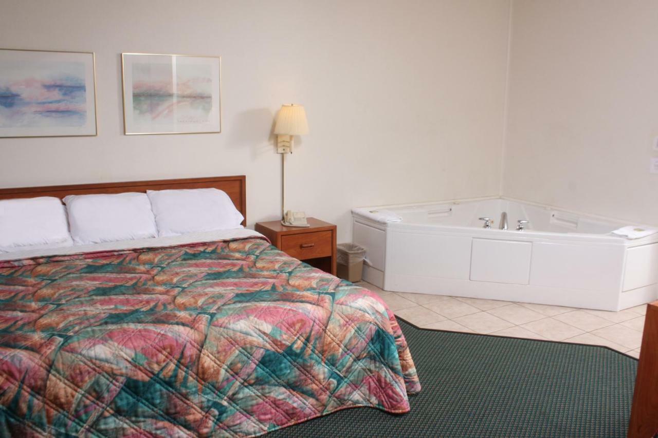 Centerstone Inn & Suites Carlyle Zewnętrze zdjęcie