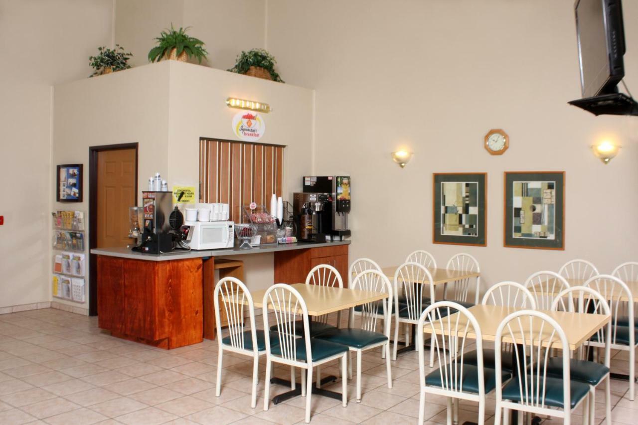 Centerstone Inn & Suites Carlyle Zewnętrze zdjęcie